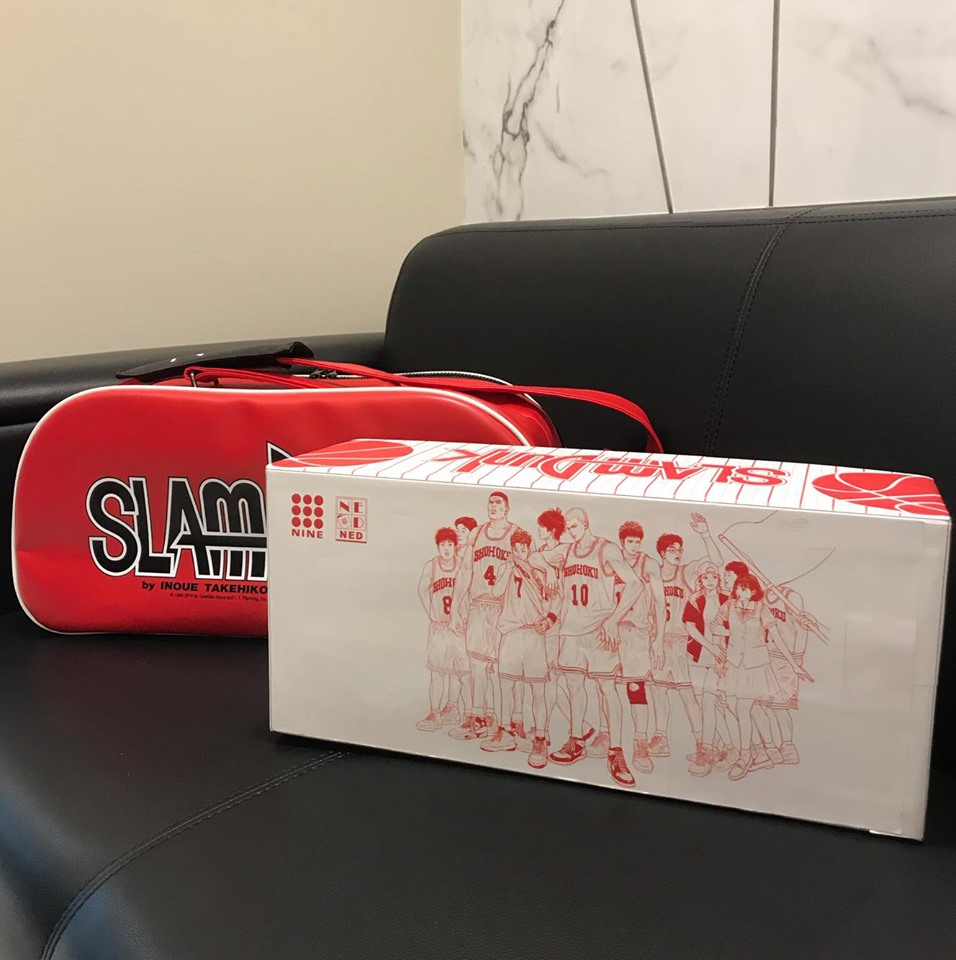 รวมชุด "Box set Slam Dunk New Perfect Edition 20 เล่มจบ+กระเป๋า Shohoku Sport Bag 1 ใบ+โป้สเตอร์ 1 แผ่น+สมุดภาพสแลมดังค์ Plus / Slam Dunk Illustrations Book 2 (ฉบับแปลภาษาไทย)+โป้สการ์ด 1 ใบ" ~Takehiko Inoue~