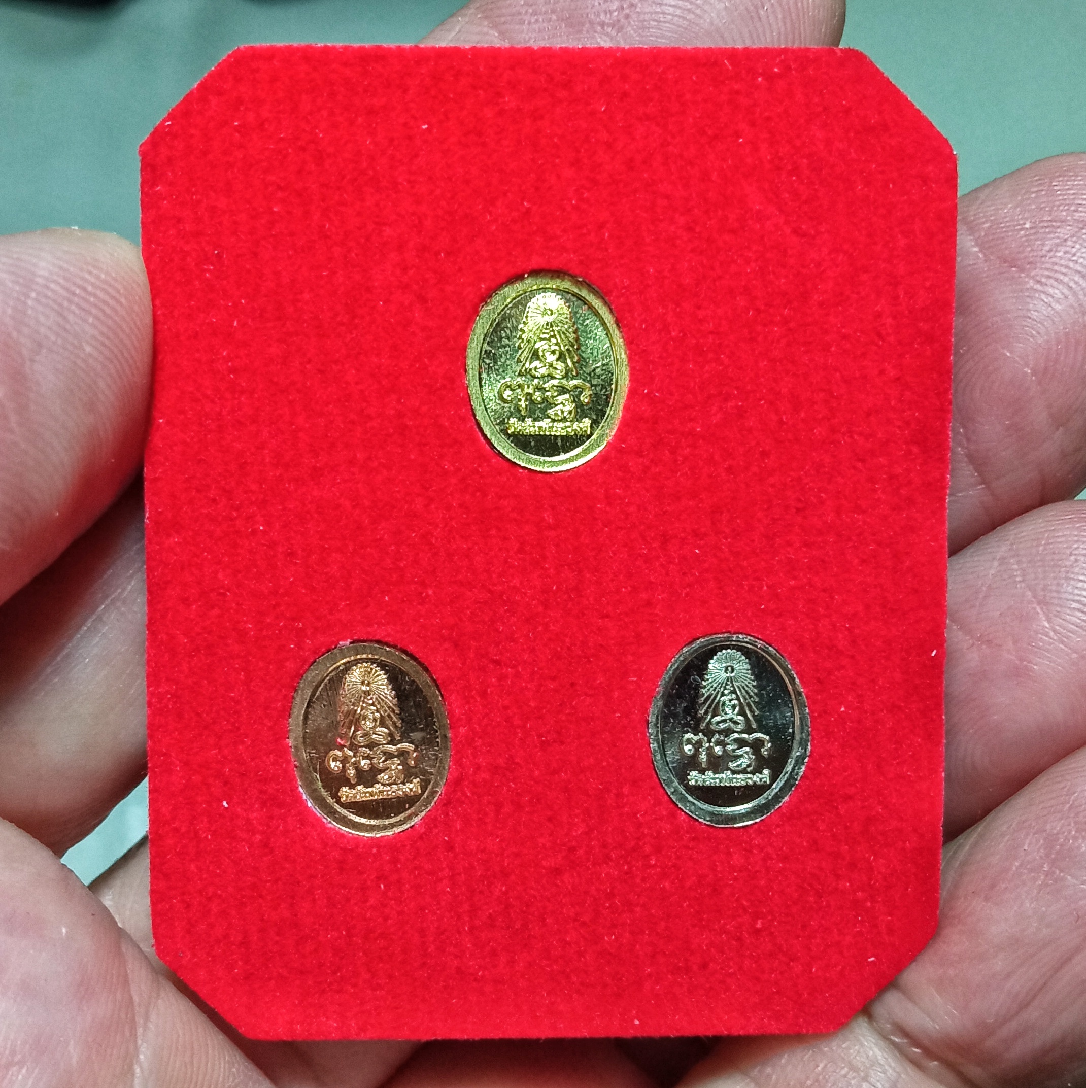 เหรียญเม็ดกระดุมจิ๋ว ชุด3 องค์ รุ่นปฏิสังขรณ์พระอุโบสถ วัดสัมพันธวงศ์ ปี2566 เนื้อทองทิพย์,ทองแดง,อัลปาก้า,ผสมชนวนเก่า บรรจุกล่องวัด+คาถาบูชา พระดีพิธีใหญ่ครับ