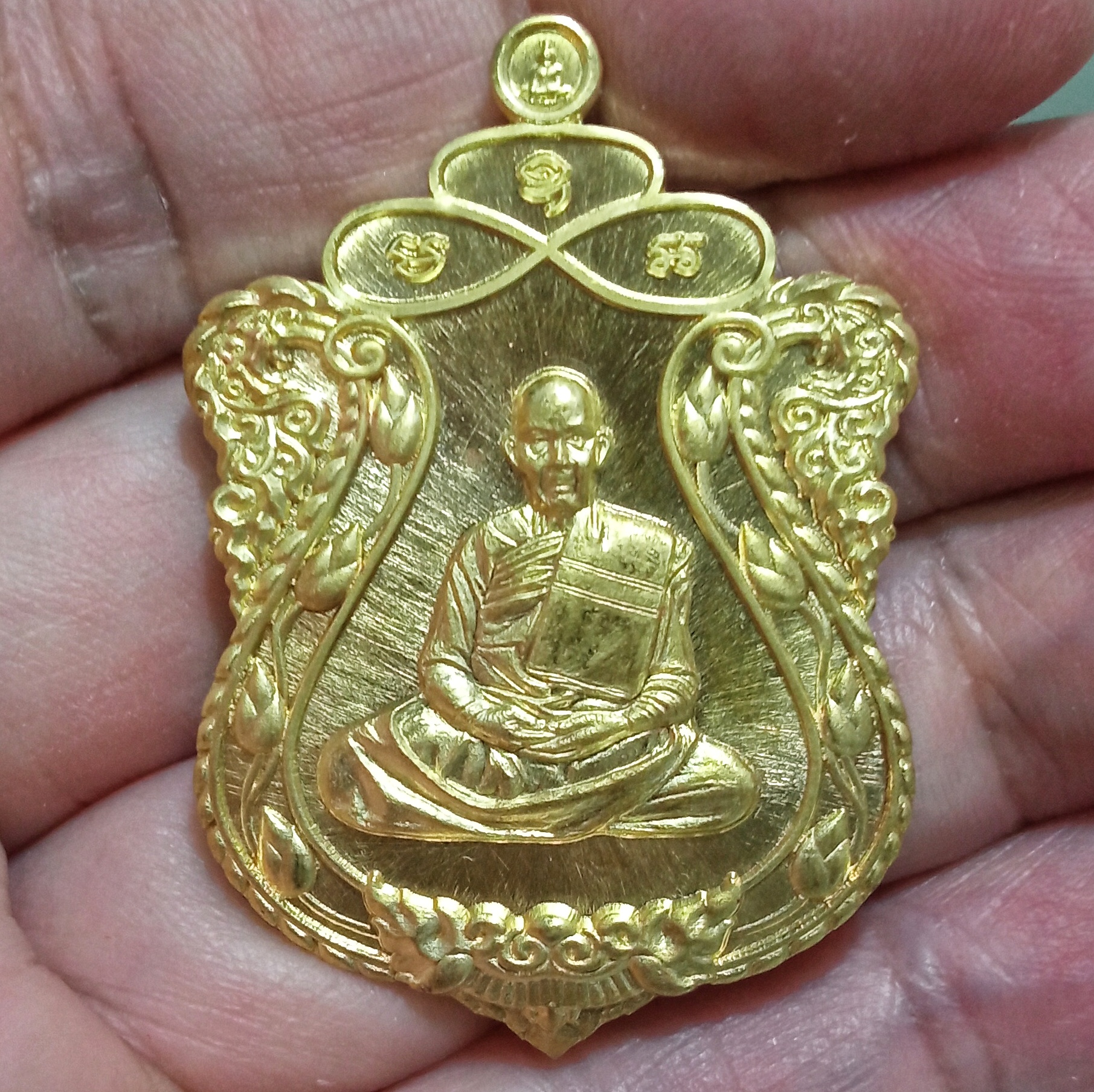 เหรียญแจกทาน รุ่น 102 ปี หลวงปู่สิงห์โต ปี2565 เนื้อฝาบาตร หลังยันต์มหาสมปรารถนา ตอกหมายเลข๙๘๓ บรรจุกล่องวัดแท้ๆ พิเศษแถมจีวร,เกศา,ข้าวก้นบาตร,ไม้กลายเป็นแก้ว หลวงปู่สิงห์โต