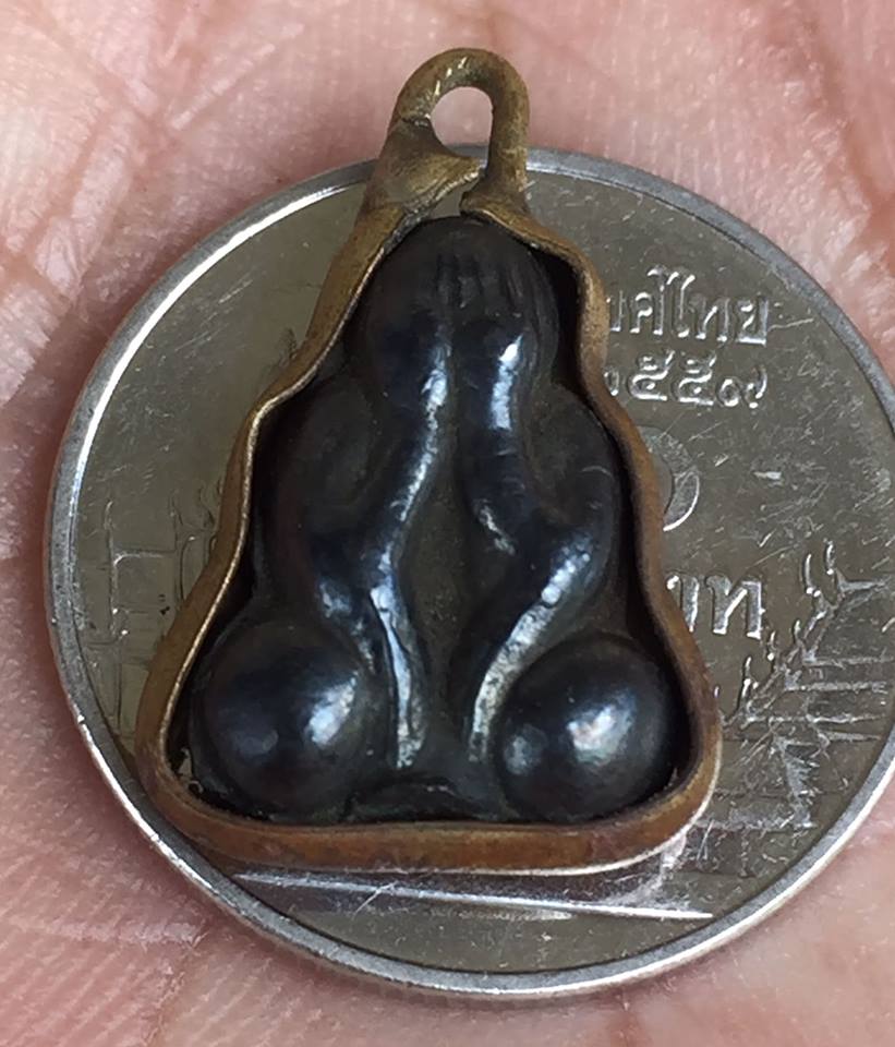 พระปิดตาสองหน้า เนื้อเมฆพัตร หลวงพ่อเดิม วัดหนองโพ จ.นครสวรรค์ พร้อมเลี่ยมเก่า