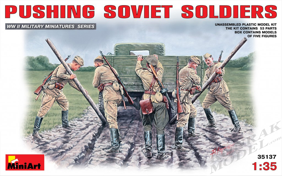 MI35137 PUSHING SOVIET SOLDIERS 1/35