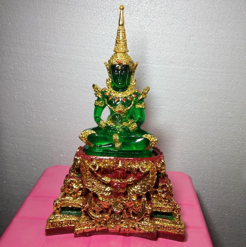 พระแก้วมรกตทรงครุฑ ทรงเครื่องฤดูร้อน มีลูกแก้วจักรพรรดิ ยอดพระเกศถอดได้ งานพุทธศิลป์ประณีตสวยงาม - เนื้อเรซิ่นสีเขียวมรกตใส ขนาดหน้าตัก 10.4 ซม. ความสูง 28.3 ซม. ฐานกว้าง 18 ซม. น้ำหนัก 945 กรัม บูชาเพื่อเสริมสิริมงคล เสริมบารมีคุ้มครอง ส่งEMSให้ฟรีครับ