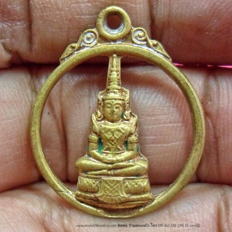 พระแก้วมรกต เหรียญฉลุลายลงยา ทรงกลมเก่า หลังตราวัด องค์ที่PKC4