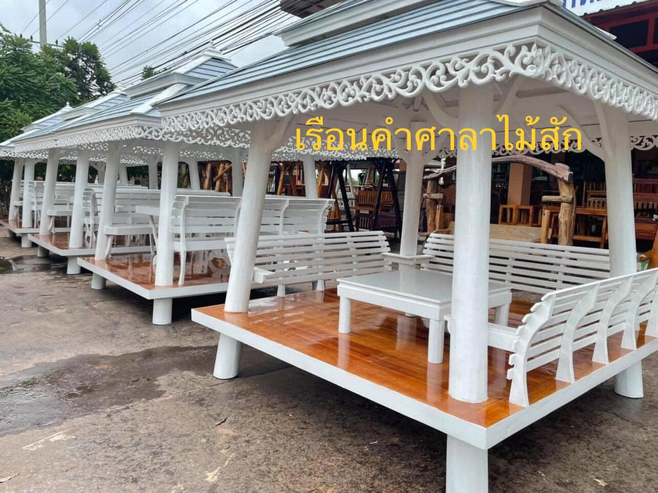 ( รหัส D1/3-Gขาว ) แหย่งเสากลมเอียงสีขาว คาเขียว2ชั้น พนักพิง 3ด้าน / ขนาด 2.50x2.50x3.00 เมตร