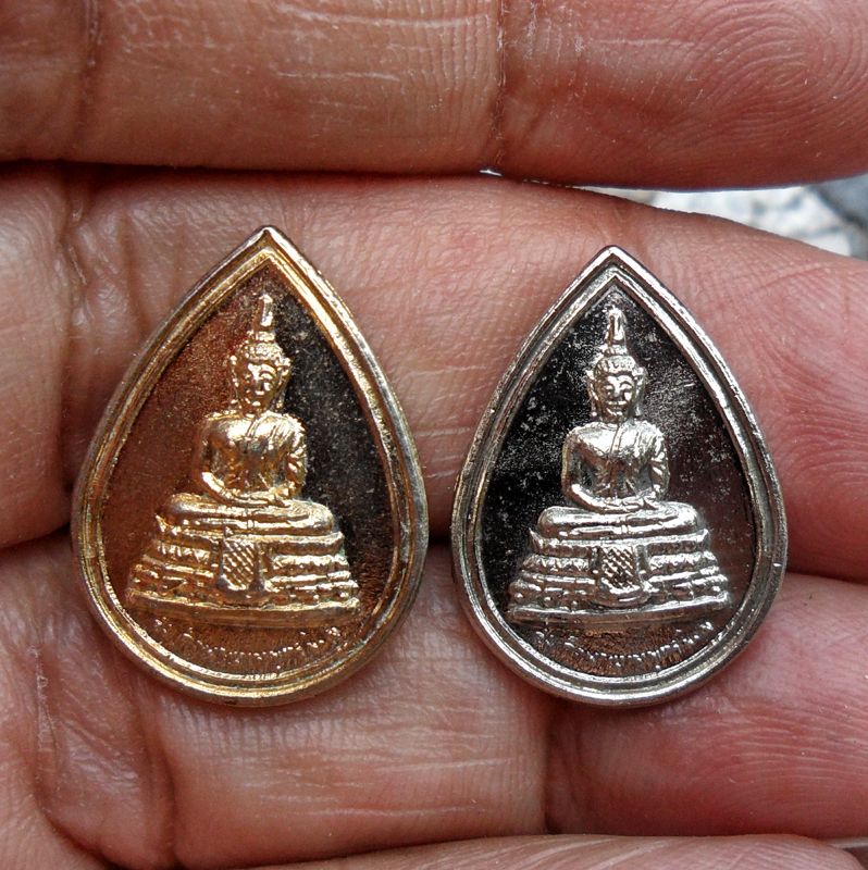 เหรียญสมเด็จพระมหาพุทธพิมพ์ พิมพ์หยดน้ำจิ๋ว ชุดกรรมการ2องค์ กะไหล่เงิน,ทอง รุ่นอนุสรณ์190ปี วันชาตะ สมเด็จโต ภปร. ปี2521 พระดีพิธีใหญ่ วัดเกษไชโย จ.อ่างทอง