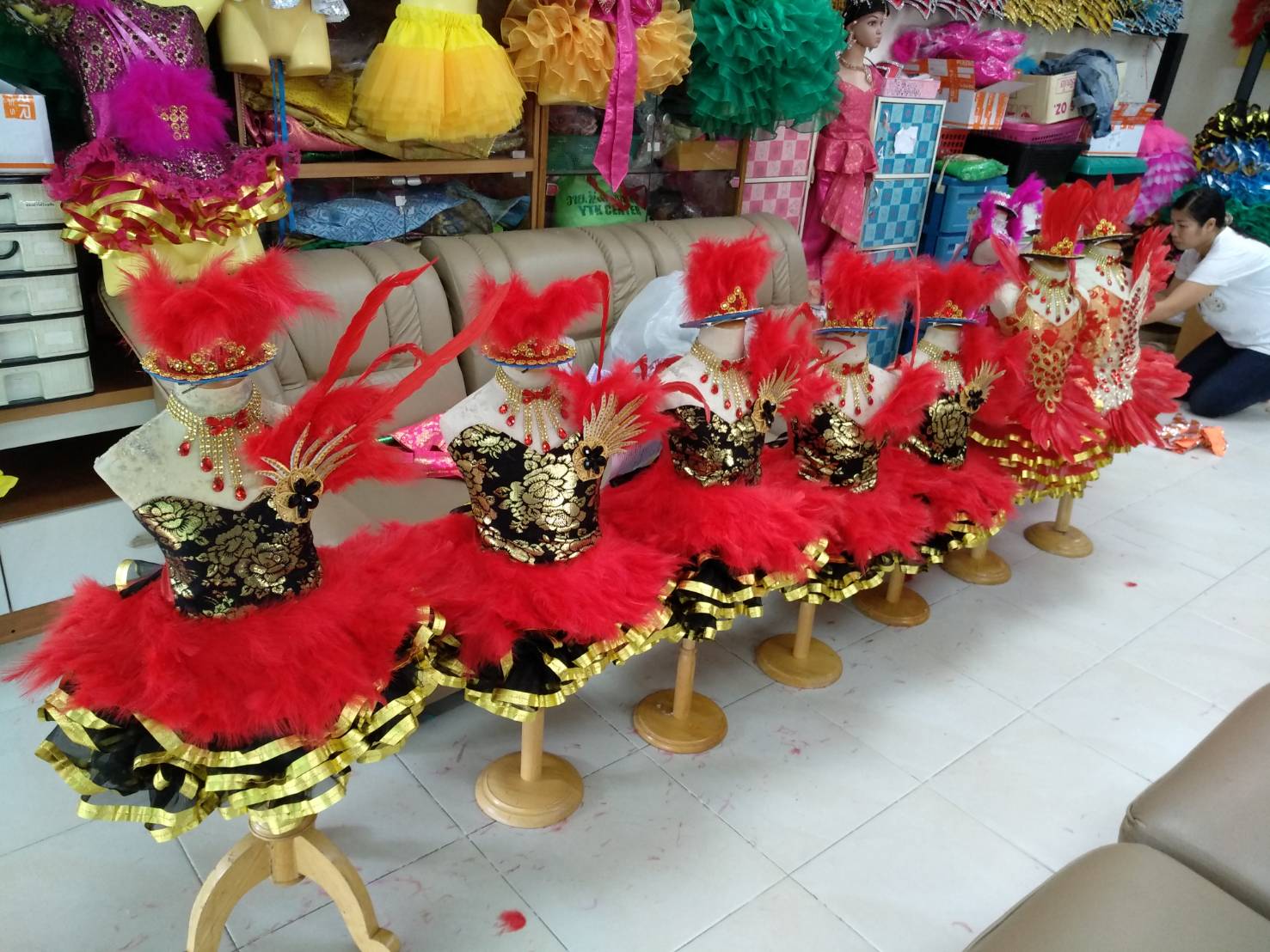ชุดดรัมเมเยอร์เด็กอนุบาลและประถม ทุกขนาดไซส์ ไม่เกิน ประถม 2 สีแดง ราคานี้เป็นราคาชุดอย่างเดียว ไม่มีเครื่องประดับ