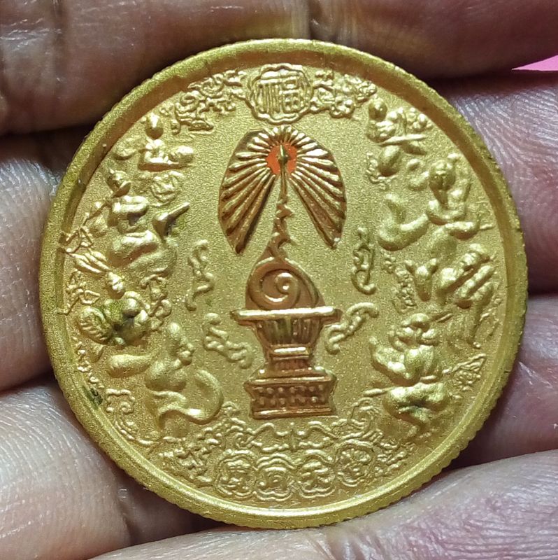 เหรียญแปดเซียน โพวเทียนตั่งเข่ง เนื้อทองแดงกะหลั่ยทอง ขอบฟันเฟือง แจกกรรมการ ฉลองครองราชย์ 50 ปี รัชกาลที่ 9 ปี พ.ศ.2538 บรรจุตลับเดิม ปกติจะพบแต่เหรียญเนื้อทองแดงเป็นส่วนใหญ่ครับ เหรียญนี้สภาพสวยด้วยกะไหล่ทองและเป็นเหรียญที่แจกกรรมการในพิธีเท่านั้น