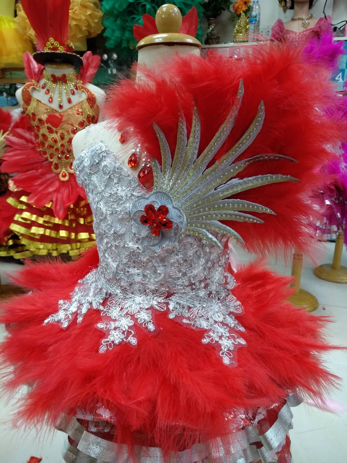 ชุดดรัมเมเยอร์เด็กอนุบาลสีแดง พร้อม หมวก สร้อย ต่างหู