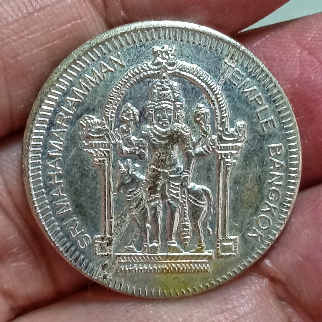 เหรียญพระแม่อุมาเทวี วัดแขก สีลม ปางที่8พระแม่มหาเคารี ปี2529 เนื้อทองแดงกะไหล่เงิน พระแม่มหาเคารี คือ ปางแห่งความรัก,ความเมตตา,ความสุข,ความอุดมสมบูรณ์ เจ้าแม่แห่งธัญอาหาร ประทานพรให้สาวกมีสุขสวัสดิ์