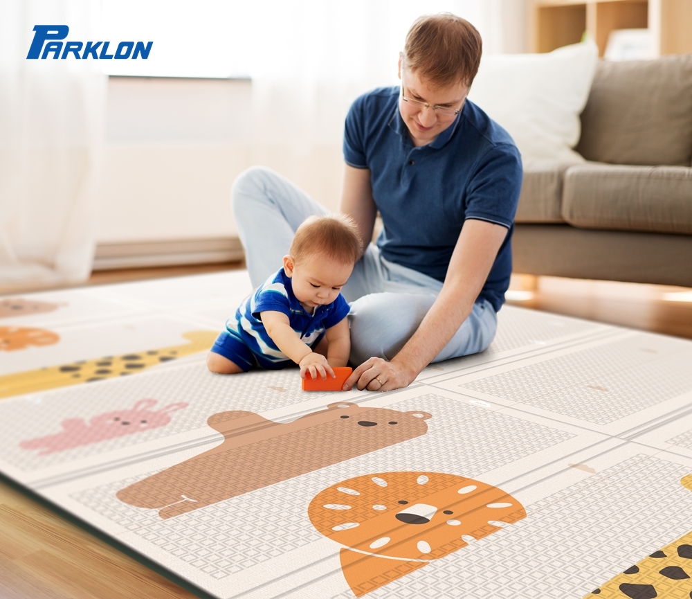 แผ่นรองคลาน Parklon แบบพับได้ PE Folding Mat ลาย Hello Friends ขนาด 140*200 หนา 1.0cm