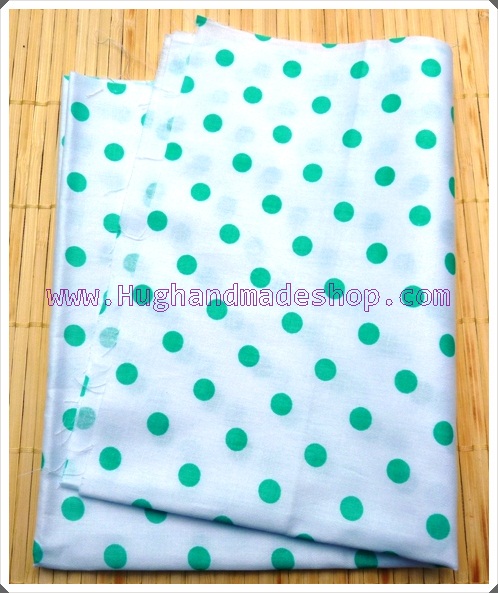 ผ้าคอตตอนสีขาวลายจุดสีเขียว