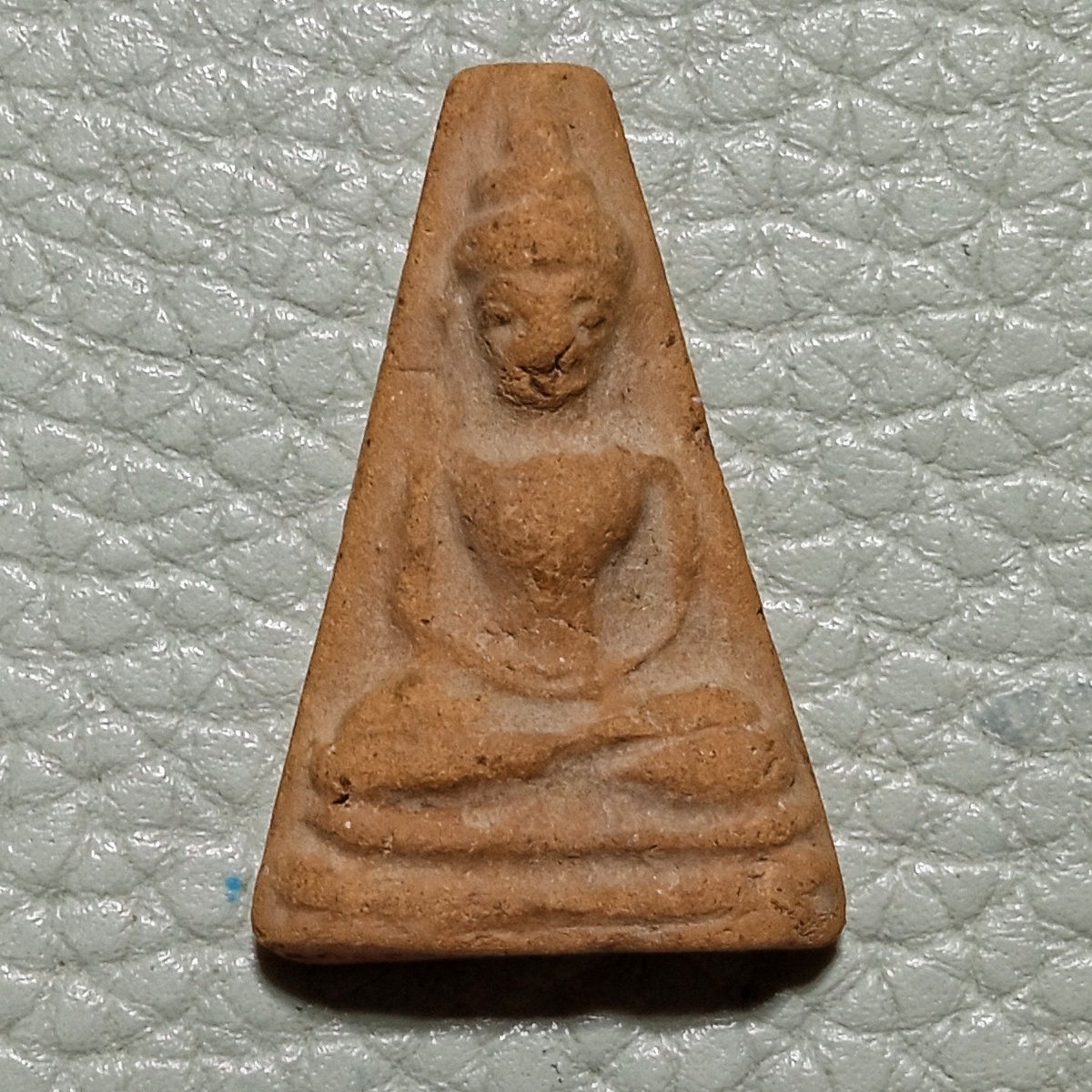 พระอู่ทอง รุ่นจงอางศึก ปี 2510 เนื้อดิน ผสมผงพระกรุเก่า วัดพระศรีรัตนมหาธาตุ จ.สุพรรณบุรี รหัส765
