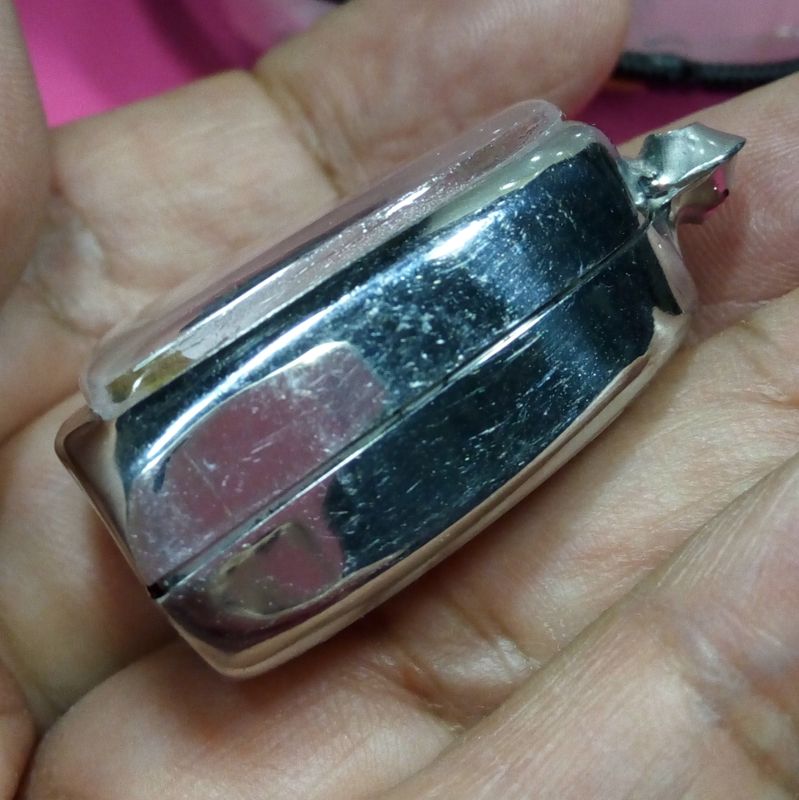 รูปหล่อ หลวงพ่อเงิน วัดบางคลาน หลวงพ่อนงค์ วัดทุ่งน้อย จ.พิจิตร จัดสร้าง เป็นรุ่น3 พิมพ์แข้งตุ่มเข่ายุบ ปี2539 พิมพ์ย้อนยุคสร้างได้ขลังและสวยสมบูรณ์ครับ ใส่กรอบสแตนเลสหลังปั๊มยันต์พร้อมสร้อยเชือกร่มสีดำยาว22"เดิมๆจากวัดแท้ๆ พร้อมใช้บูชาได้ทันทีครับ