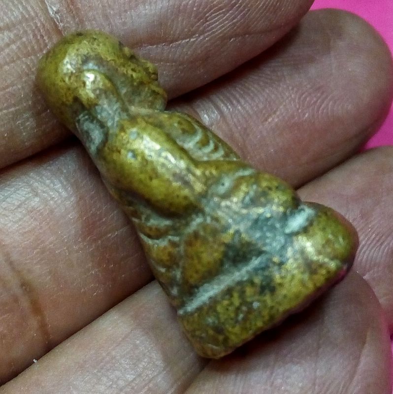 รูปหล่อ หลวงพ่อเงิน วัดบางคลาน หลวงพ่อนงค์ วัดทุ่งน้อย จ.พิจิตร จัดสร้าง เป็นรุ่น3 พิมพ์แข้งตุ่มเข่ายุบ ปี2539 พิมพ์ย้อนยุคสร้างได้ขลังและสวยสมบูรณ์ครับ ใส่กรอบสแตนเลสหลังปั๊มยันต์พร้อมสร้อยเชือกร่มสีดำยาว22"เดิมๆจากวัดแท้ๆ พร้อมใช้บูชาได้ทันทีครับ