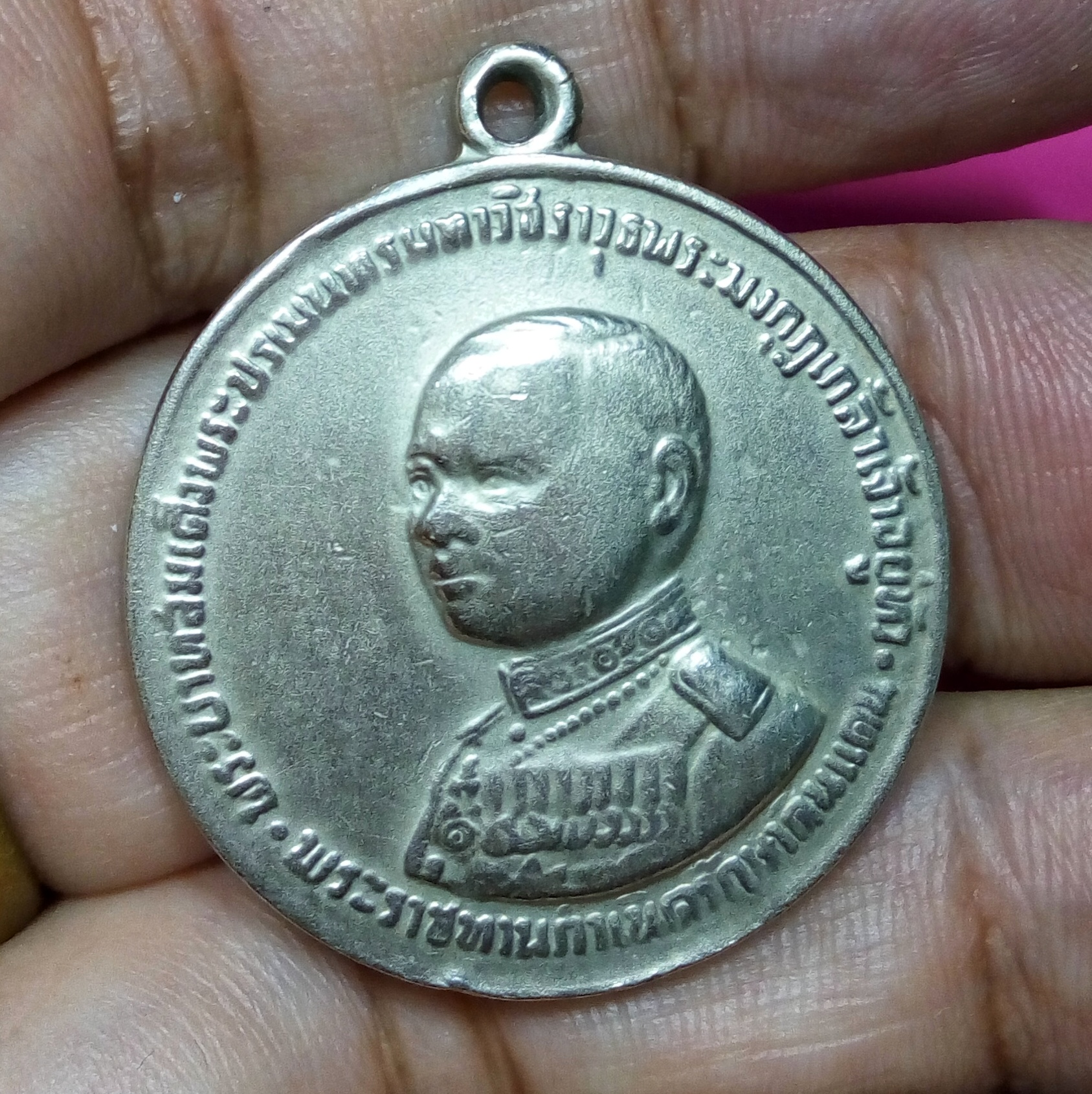 เหรียญกลมรัชกาลที่ 6 ที่ระลึกพระอนุสรณ์ อนุสาวรีย์ล้นเกล้าฯ ร.6 พระราชทานกำเนิดรักษาดินแดน ปี 2505 พิมพ์กลาง เนื้ออัลปาก้า พ่อท่านคล้าย, เจ้าคุณนร,หลวงพ่อจง และเกจิดังทั่วประเทศร่วมเสกพิธีใหญ่มาก รหัสK827