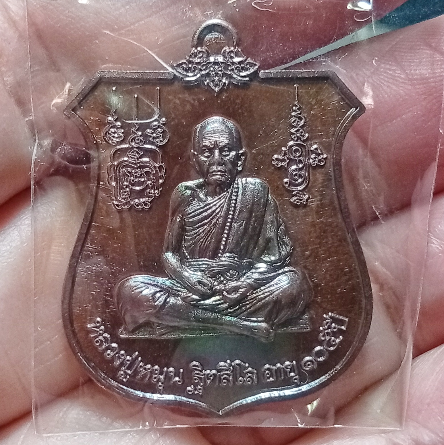 เหรียญนารายณ์ทรงครุฑ หลวงปู่หมุน วัดบ้านจาน 109 ปี งานยกช่อฟ้าศาลาการเปรียญ ปี2563 เนื้อทองแดงรมดำ ตอกโค๊ต+หมายเลข3598 บรรจุในซีลเดิม มีกล่องวัด+ใบคาถาบูชา+ถุงปั๊มตราวัด พระแท้บูชาจากวัดบ้านจาน