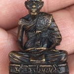 รูปหล่อหลวงปู่หลิว วัดไร่แตงทอง จ.นครปฐม อุดกริ่งเป็นแผ่นทอง แดงมีรูปเต่า รุ่นกองทัพบกสร้าง ปี 2539 ตอกโค๊ต ทบ