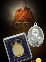 เหรียญห่วงเชื่อมมหาลาภหลวงพ่อจรัญ...เนื้อเงิน. หมายเลข ๓๘๐ ผิวเดิม.กล่องเดิมๆ.สวยงาม วาวเนียน ไม่ช้ำไม่ดำ สร้างแค่ 499 เหรียญ