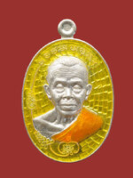 เหรียญรูปไข่หลวงพ่อคูณครึ่งองค์ รุ่น “ มนต์พระกาฬปราบไพรี เนื้อเงินลงยาสีเหลือง ๑ใน๙๙ เหรียญ งดงาม สมบูรณ์ที่สุดเหรียญหนึ่ง