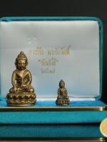 พระกริ่งรัตนรังสี และ พระชัยวัฒน์รัตนรังสี หลวงปู่เทศน์ วัดหินหมากเป้ง ปี 37 เนื้อโลหะผสมพิเศษ ปลุกเสกหลายพิธี น่าใช้ น่าเก็บ กล่องสวยสะสม งาม ๆ