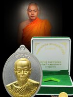 พระมหาสุรศักดิ์ วัดประดู่พระอารามหลวง เหรียญเจริญพร58 ครึ่งองค์องค์ รุ่นแรก เนื้อเงินหน้าทองคำ หมายเลข ๑๙๖สวย งาม สมบูรณ์ เหรียญ โค๊ต ปั๊ม คม ชัดลึก กล่องกำมะหยี่