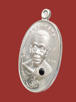 เหรียญรูปไข่หลวงพ่อคูณครึ่งองค์ รุ่น “ มนต์พระกาฬปราบไพรี เนื้อเงินฝังอัญญมณี 4 สีหมายเลข ๔๑๘ งดงาม สมบูรณ์ที่สุดเหรียญหนึ่ง