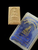 สมเด็จบางขุนพรหม แช่น้ำมนต์ พิมพ์เส้นด้าย พระคาถาทอง (ชินบัญชร) ปี 2549 มหาพุทธาภิเษก พิธีใหญ่ มวลสารสุดยอด คราบน้ำมนต์หนาๆ งดงาม