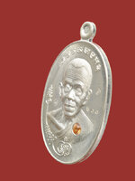 เหรียญรูปไข่หลวงพ่อคูณครึ่งองค์ รุ่น “ มนต์พระกาฬปราบไพรี เนื้อเงินฝังอัญญมณี 4 สีหมายเลข ๖๐๐ งดงาม สมบูรณ์ที่สุดเหรียญหนึ่ง