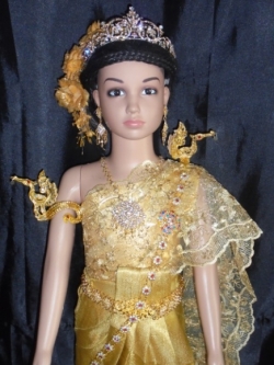 ชุดไทยเด็กอนุบาลและประถมสีทองลายไทยพร้อมสไบลายลูกไม้ดิ้นทองรอบอกไม่เกิน24นิ้วเอวไม่เกิน24นิ้วสูงไม่เกิน120เซนติเมตรราคานี้ไม่รวมเครื่องประดับ