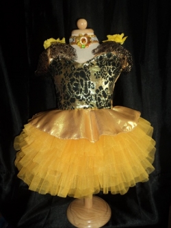 ชุดดรัมเมเยอร์เด็กอนุบาลและประถม ราคานี้ มีชุด แถม หมวก เมื่อซื้อ 12 ชุด ขึ้นไป ได้หมวก12ใบ รอบอกตั้งแต่20-30นิ้ว สูงไม่เกิน 140เซนติเมตร