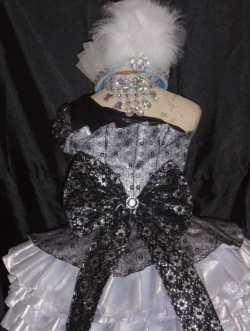 ชุดดรัมเมเยอร์เด็กอนุบาลและประถมสีขาวเงิน(ราคานี้รวมสร้อยและหมวก)