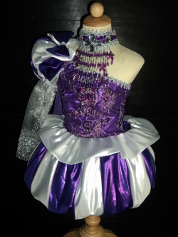 ชุดดรัมเมเยอร์สีม่วงเด็กราคานี้มี ชุด หมวก สร้อย ต่างหู รอบอกตั้งแต่20-30นิ้ว เอวไม่เกิน28นิ้ว สูงไม่เกิน140เซนติเมตร