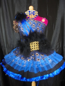 ชุดดรัมเมเยอร์สีน้ำเงิน ราคานี้มี ชุด หมวก สร้อย ต่างหู รอบอกตั้งแต่20-30นิ้ว เอวไม่เกิน28นิ้ว สูงไม่เกิน140เซนติเมตร