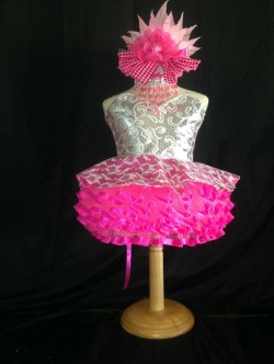 ชุดดรัมเมเยอร์เด็กอนุบาลและประถม ราคานี้ มีชุด แถม หมวก เมื่อซื้อ 12 ชุด ขึ้นไป ได้หมวก12ใบ รอบอกตั้งแต่20-30นิ้ว สูงไม่เกิน 140เซนติเมตร