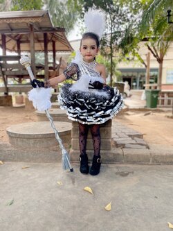 ชุดดรัมเมเยอร์สีดำขาว ราคานี้ มีชุดไม้ดรัม หมวก สร้อย ต่างหู รอบอกตั้งแต่20-30นิ้ว สูงไม่เกิน130เซนติเมตร