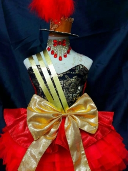 ชุดดรัมเมเยอร์สีแดง ราคานี้มีชุด หมวก สร้อย ต่างหู รอบอกตั้งแค่ 20-30นิ้ว สูงไม่เกิน 130 เซนติเมตร