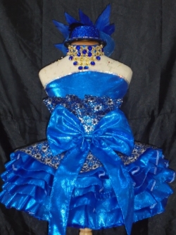 ชุดดรัมเมเยอร์สีน้ำเงิน ราคานี้มี ชุด หมวก สร้อย ต่างหู รอบอกตั้งแต่20-30นิ้ว เอวไม่เกิน28นิ้ว สูงไม่เกิน140เซนติเมตร