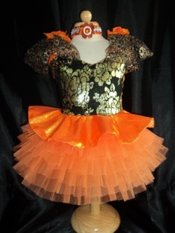 ชุดดรัมเมเยอร์เด็กอนุบาลและประถม ราคานี้ มีชุด แถม หมวก เมื่อซื้อ 12 ชุด ขึ้นไป ได้หมวก12ใบ รอบอกตั้งแต่20-30นิ้ว สูงไม่เกิน 140เซนติเมตร