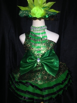 ชุดดรัมเมเยอร์เด็กอนุบาลและประถม ราคานี้ มีชุด แถม หมวก เมื่อซื้อ 12 ชุด ขึ้นไป ได้หมวก12ใบ รอบอกตั้งแต่20-30นิ้ว สูงไม่เกิน 140เซนติเมตร