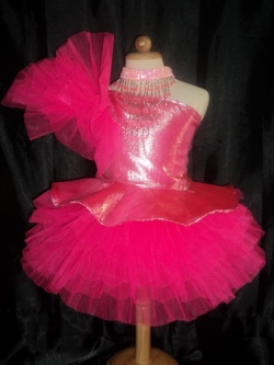 ชุดดรัมเมเยอร์เด็กอนุบาลและประถม ราคานี้ มีชุด แถม หมวก เมื่อซื้อ 12 ชุด ขึ้นไป ได้หมวก12ใบ รอบอกตั้งแต่20-30นิ้ว สูงไม่เกิน 140เซนติเมตร