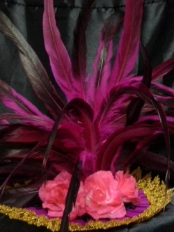 หมวกขนนกสีชมพูบานเย็น