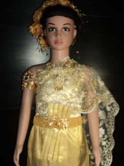 ชุดไทยสไบสีงาช้างจีบหน้านางผ้าไหมดิ้นทอง ราคานี้ไม่รวมเครื่องประดับ