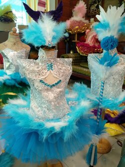 ชุดดรัมเมเยอร์สีฟ้าขาวเด็กอนุบาลและประถม ราคานี้ พร้อมไม้กรัม หัว สร้อย ต่างหู