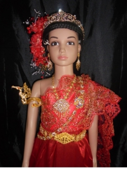 ชุดไทยเด็กอนุบาลเด็กสีแดงรอบอกไม่เกิน25นิ้วเอวไม่เกิน25นิ้วสูงไม่เกิน130เซนติเมตรราคานี้ไม่รวมเครื่องประดับ