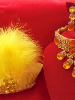 สร้อยพลอยสีเหลืองทอง+ต่างหู+หมวกขนนเด็กอนุบาลและประถม*พร้อมส่ง*