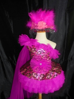 ชุดดรัมเมเยอร์สีบานเย็น ราคานี้ มีชุด หมวก สร้อย ต่างหู รอบอกตั้งแต่20-30นิ้ว สูง130 เซนติเมตร