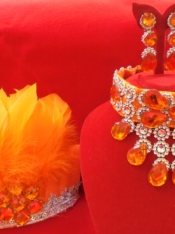 สร้อยพลอยสีส้มสลับเงิน+ต่างหูหนีบ+หมวกขนนก เด็กอนุบาลและประถม*พร้อมส่ง*