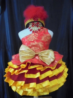 ชุดดรัมเมเยอร์สีแดง ราคานี้ มีชุด หมวก สร้อย ต่างหู รอบอกตั้งแต่20-30นิ้ว สูงไม่เกิน130เซนติเมตร