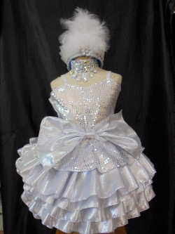 ชุดดรัมเมเยอร์สีขาวเด็กอนุบาลและประถมราคานี้ไม่รวมเครื่องประดับ