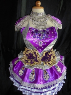 ชุดดรัมเมเยอร์สีม่วงเด็กราคานี้มี ชุด หมวก สร้อย ต่างหู รอบอกตั้งแต่20-30นิ้ว เอวไม่เกิน28นิ้ว สูงไม่เกิน140เซนติเมตร